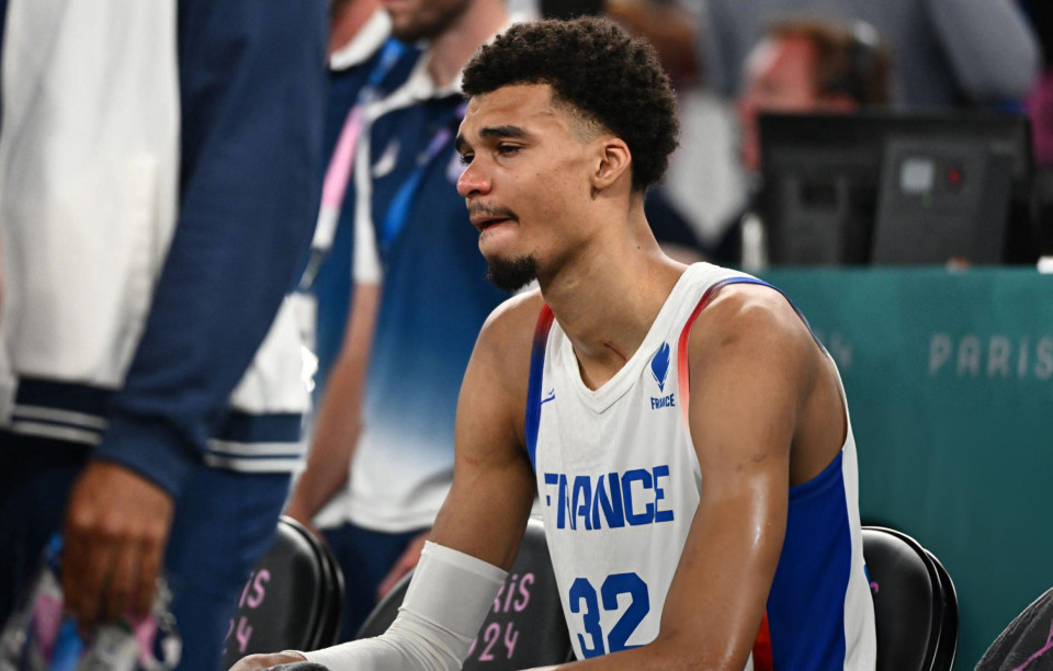 NBA传奇谢幕，球迷泪洒赛场的简单介绍