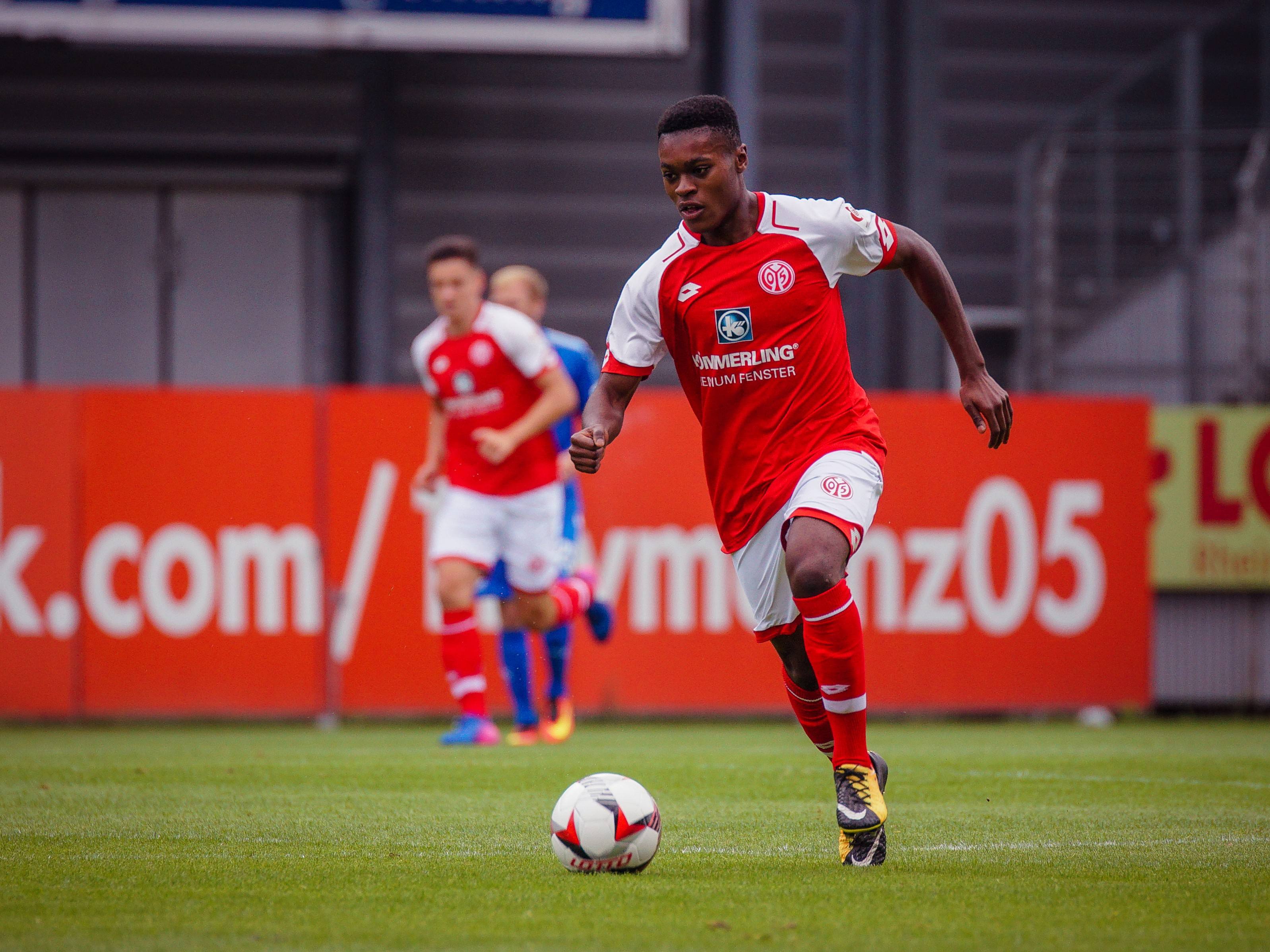 美因茨队员全力以赴，努力打造胜利